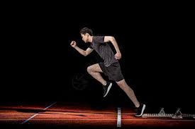 火箭官推晒球员登机照：杰伦-格林蓝衣蓝靴子惹眼